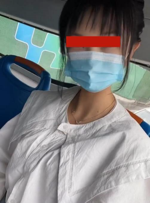 纪实:少女穿短裙坐公交,旁边大爷不停扭头看,网友:人老心不老