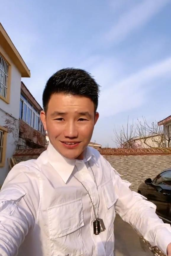 谢孟伟|嘎子哥谢孟伟：年少不更事，夫妻撒狗粮现场老婆竟穿“黑裙子配小白花”