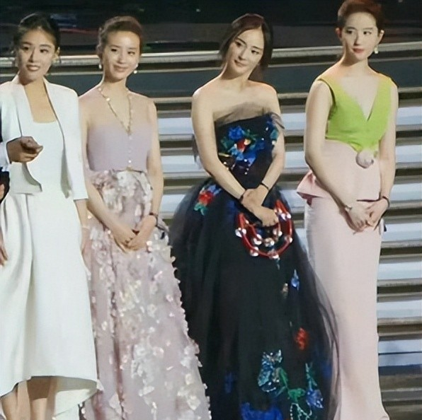 杨紫|大合照才是明星照妖镜！身材、颜值、身高，谁输谁赢一目了然