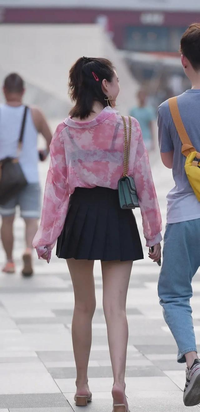 粉色 太惊艳！单凭“粉色+黑色”，背影甜美正面性感，穿出万种风情