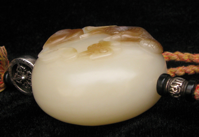 |红皮白肉手镯是稀有物质，显气质又值钱，你喜欢和田玉手镯吗？