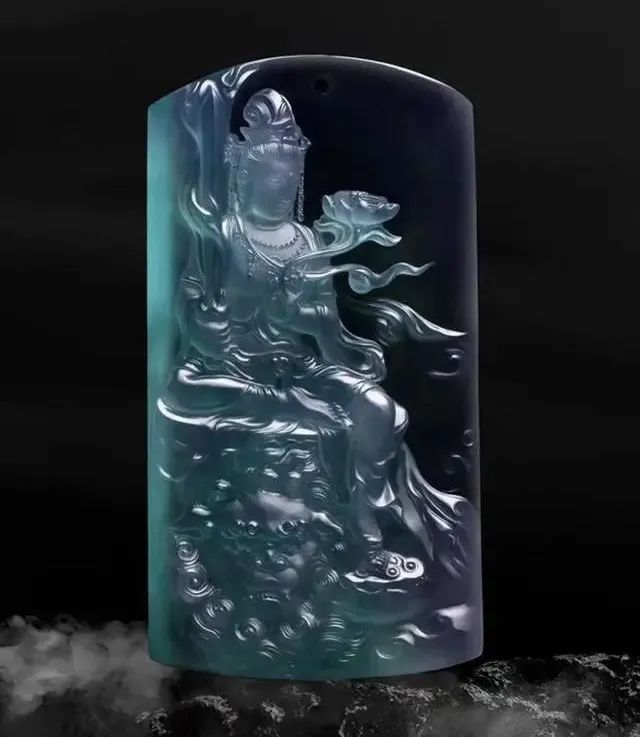 翡翠|一块高冰的翡翠片料,俏色巧雕文殊菩萨,成品太迷人了!