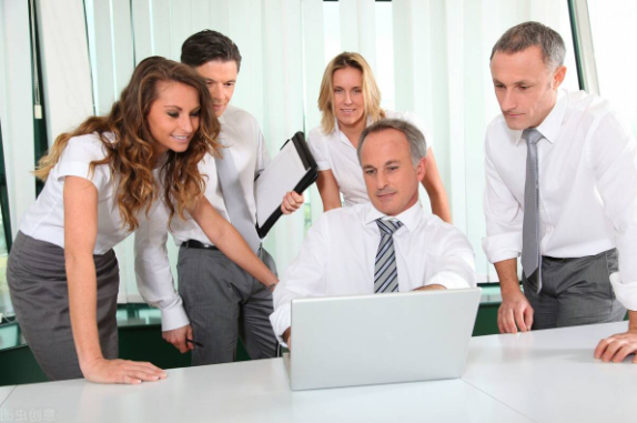 立足|家庭背景差,学历低,在职场上如何立足?