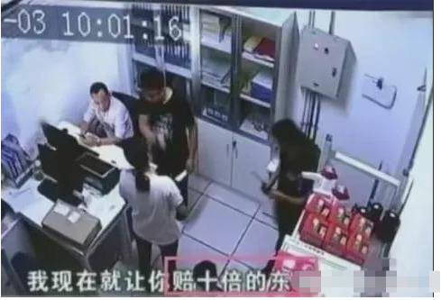 女子逛超市拿饮料给小孩喝后拿空瓶结账,超市告女子盗窃偷一赔十