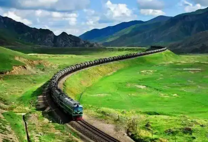 火车|被誉为旅游观光列车,两天两夜横跨5000公里,只停靠12个火车站