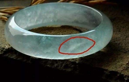 翡翠|翡翠内部的瑕疵,影响品质的高低,对价值影响也大。