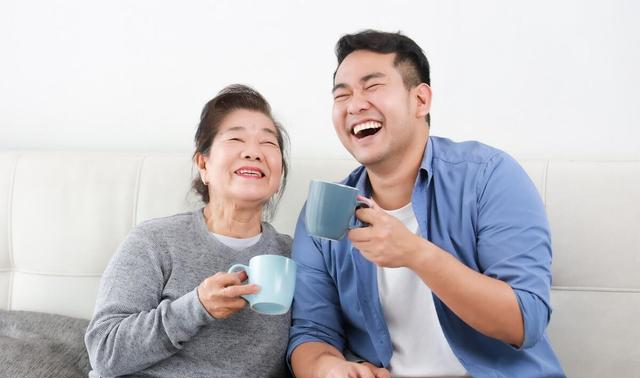 64岁大妈请男保姆养老,捂紧50万存款谁也不给,儿媳:你长点心吧