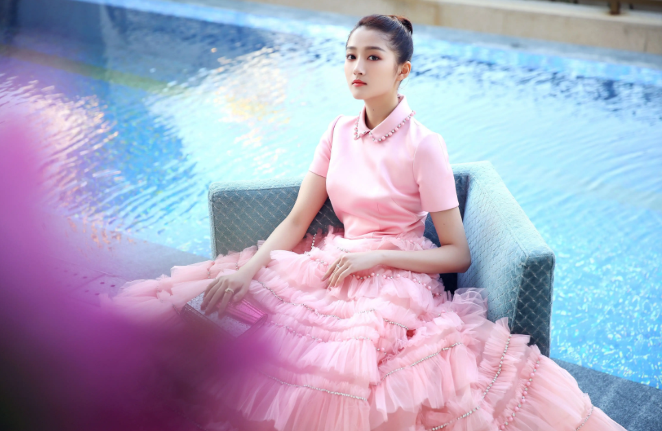 关晓彤|她是国民闺女，是大家羡慕的学霸，如今考进体制内，她靠的是实力不是运气