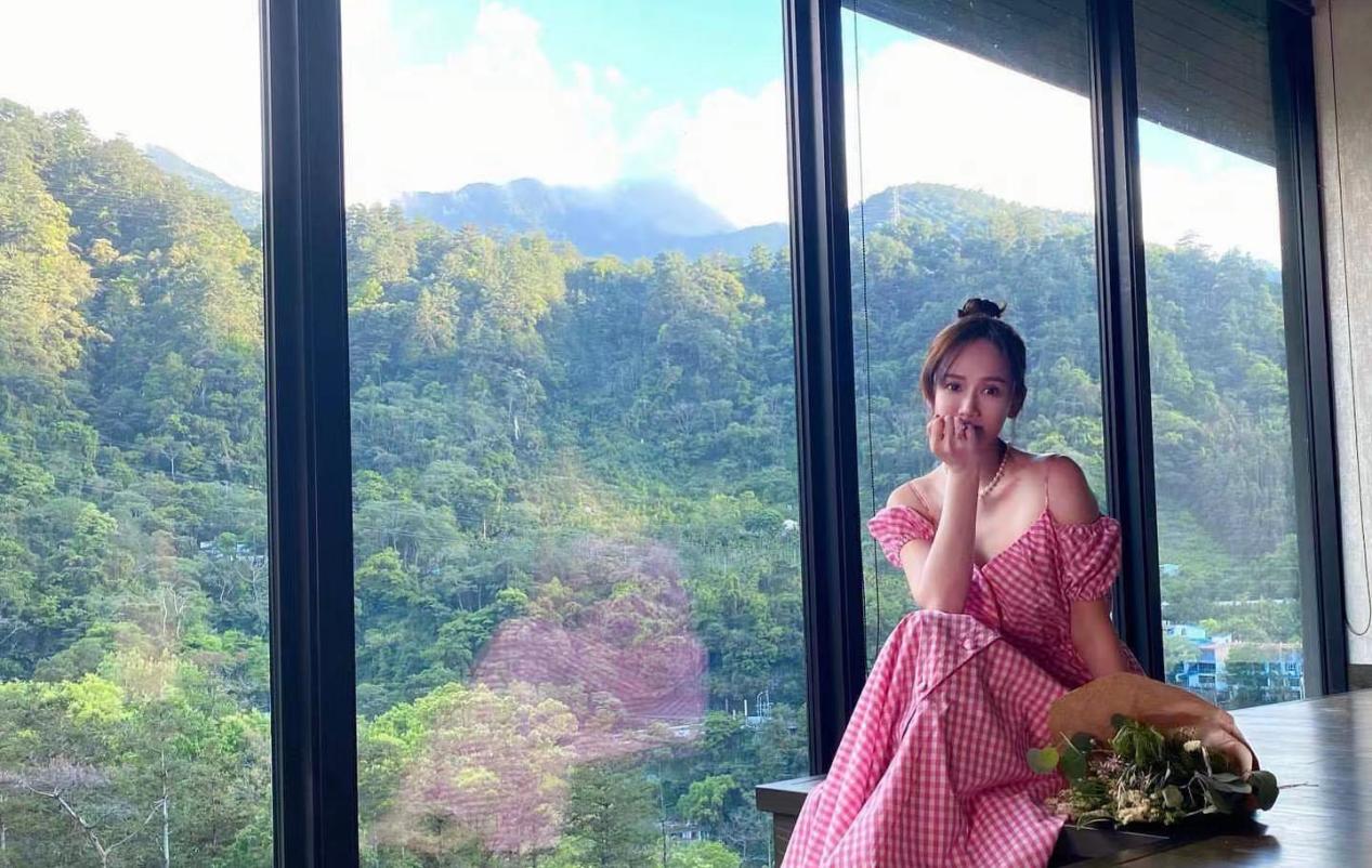 陈乔恩|43岁陈乔恩婚后似少女，粉粉嫩嫩好可爱，真的很显气色