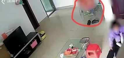 太冷血了!三岁女童头朝地摔倒,保姆低头玩手机不闻不问!