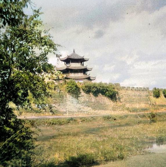 云南|1944年的云南陆良，城墙高大，市场喧嚣，小桥流水似江南