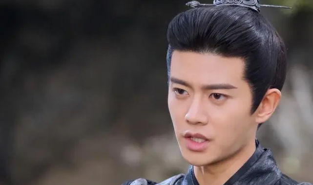 请君|《请君》中男主任嘉伦，使用原生台词的轻快能够，得到了官媒的亲自点评