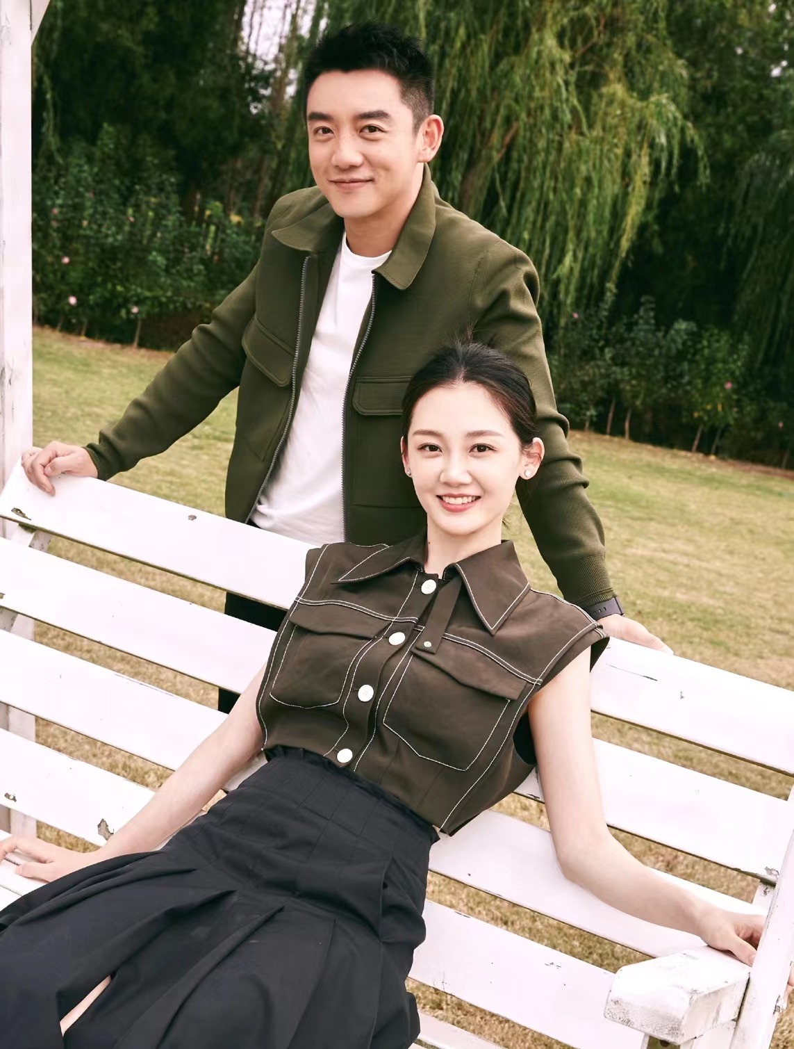 张丹峰|郑恺和苗苗太登对，无袖上衣配半身裙，显得太灵动