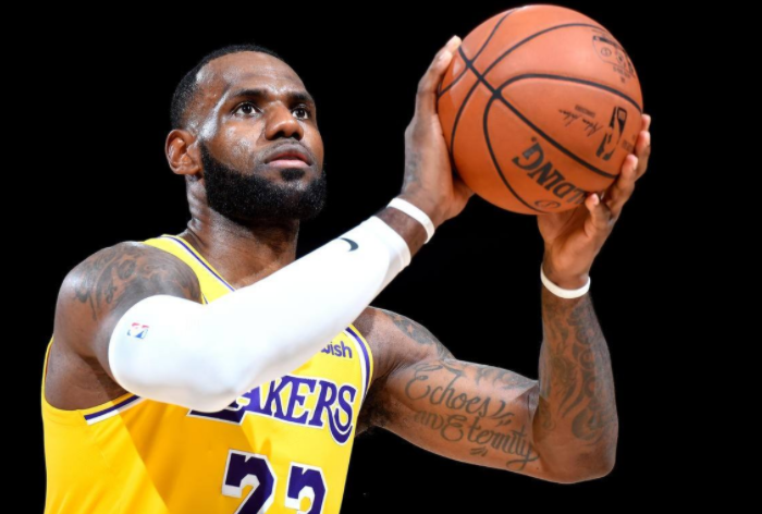 勒布朗·詹姆斯|詹姆斯在意的，应该是延长自己的职业生涯，帮助球队有更好的成绩