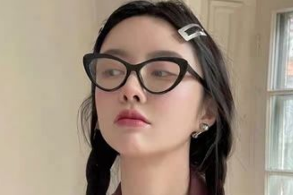 白羊女 一招看你适不适合戴眼镜，选对穿搭风格，不走弯路