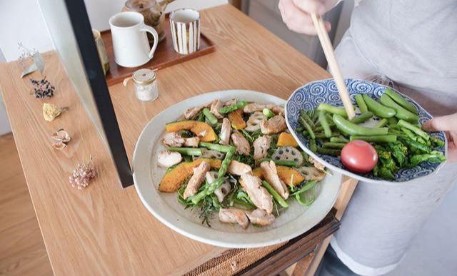 看了67岁阿姨的独居生活照:那叫一个雅致,拍照给大家瞧瞧,羡慕