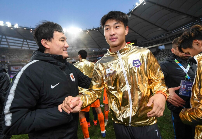 泰山队|MVP+国脚签5年长约！泰山队“中场铁三角”就位，3名首发将全离队