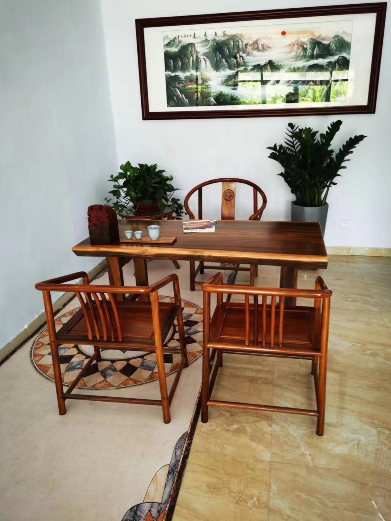 还在用传统的实木桌子吗?整块木头的实木大板桌了解下