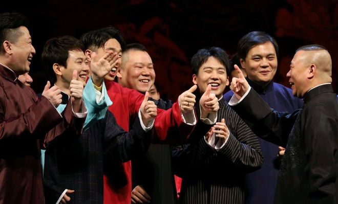 德云社弟子还要补课?郭德纲晒豪宅内补课视频,装修古典又奢华