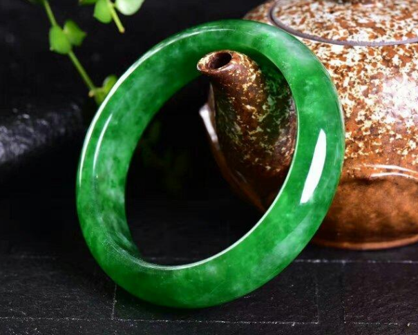 翡翠手镯|翡翠手镯的奥秘，透绿的翡翠手镯价格贵吗？买手镯这两点要注意