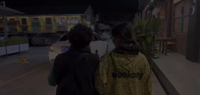 杜新枝|熊磊分享与杜新枝同框背影照，落寞发声，道出婆媳境况不易