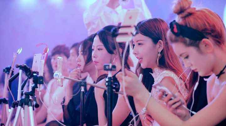 与君初相识·恰似故人归|同样是直播翻车，张晨光涨粉二百万，潘长江沦为笑柄