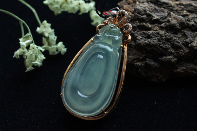 翡翠|翡翠的表面有划痕,那么这个翡翠,是不是没有办法再佩戴了?