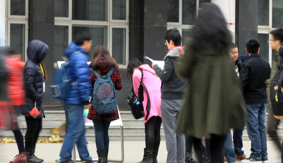 人民教育出版社|本科毕业后具有幸福感的职业，教师未进前十，榜首真不愧是香饽饽