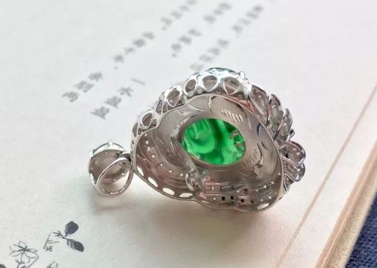 翡翠|翡翠不一定都会起刚和起胶，只有品质高的，才会有这样的特性