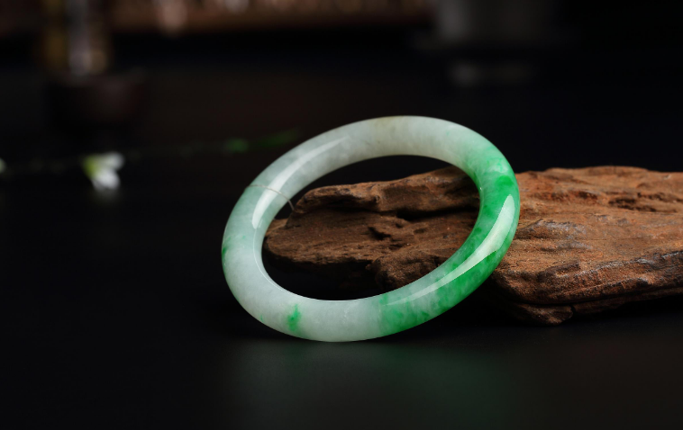 翡翠|对翡翠做深刻的了解,知道它的价值所在,不要再被商家的谎话蒙骗