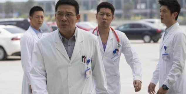 韦东奕|文科生中的董宇辉, 理科代表韦东奕, 两人照片做对比笑翻网友