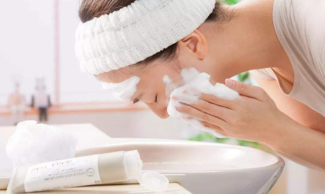 衰老 女人起床后,建议养成这6个习惯,能延缓衰老,皮肤越养越细嫩  。