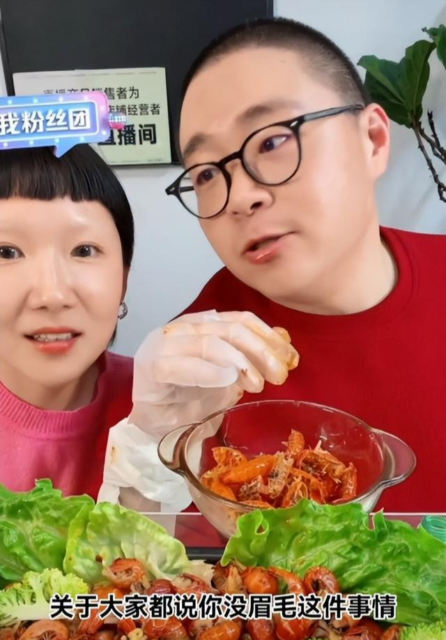 郝劭文|郝劭文带二婚妻子拜访李立群，小儿子热情接待，夸赞带货生意很好