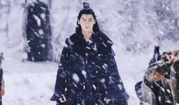 李易峰|《镜双城》最新路透，李易峰白发造型曝光，不显老！