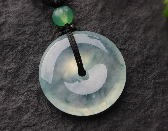 翡翠|还在找完美无暇的翡翠饰品?如果学不会取舍,那就注定会后悔