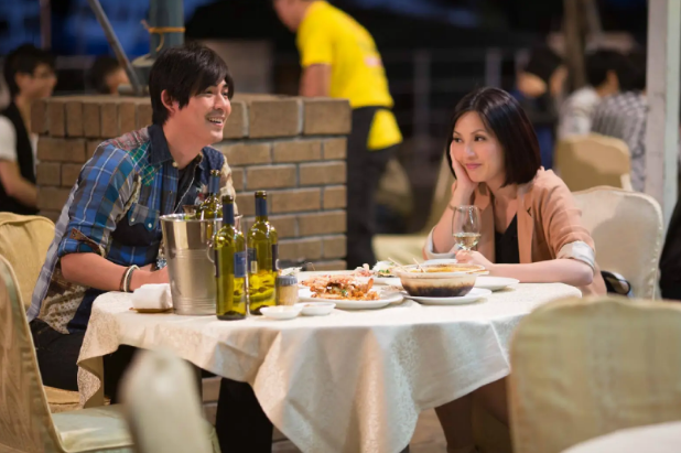 单身男女|《单身男女》中的高圆圆，真的让人很羡慕，被两大男神亲吻无数次