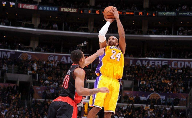 科比·布萊恩特|看過一次科比防守韋德的，從后場一直粘到前場，不停的小動(dòng)作干擾