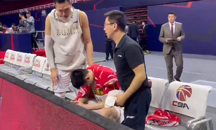 胡金秋|广厦夺赛点！胡金秋疑似被撞到腹部，赛后呕吐2分钟，被送往医院