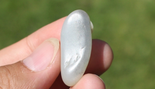 |和田玉上面的白色小点是什么?算是一种瑕疵吗?会不会影响价值?