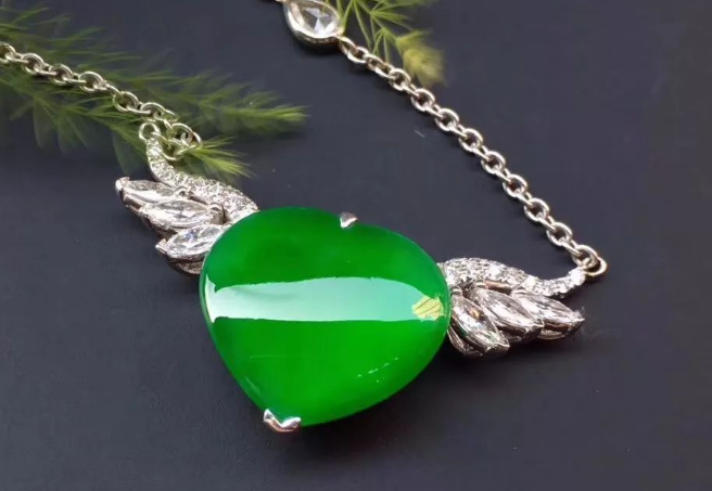 雕刻|工匠雕刻翡翠的时候，心里面都在想什么？我来帮你分析一下