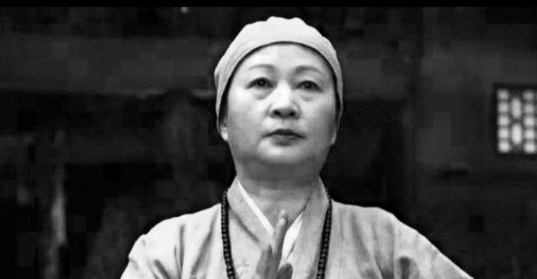 故事:尼姑借宿,看到主人一家痛哭,她赶紧在男主手上写了个死字