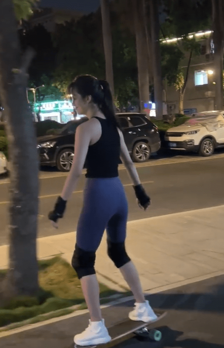 三十而已|杨采钰深夜在街上玩滑板!左扭右扭秀傲人身材