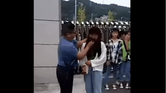 马尾辫 男老师站校门外，拿毛巾给女学生一个个卸妆，不卸完妆不准入校