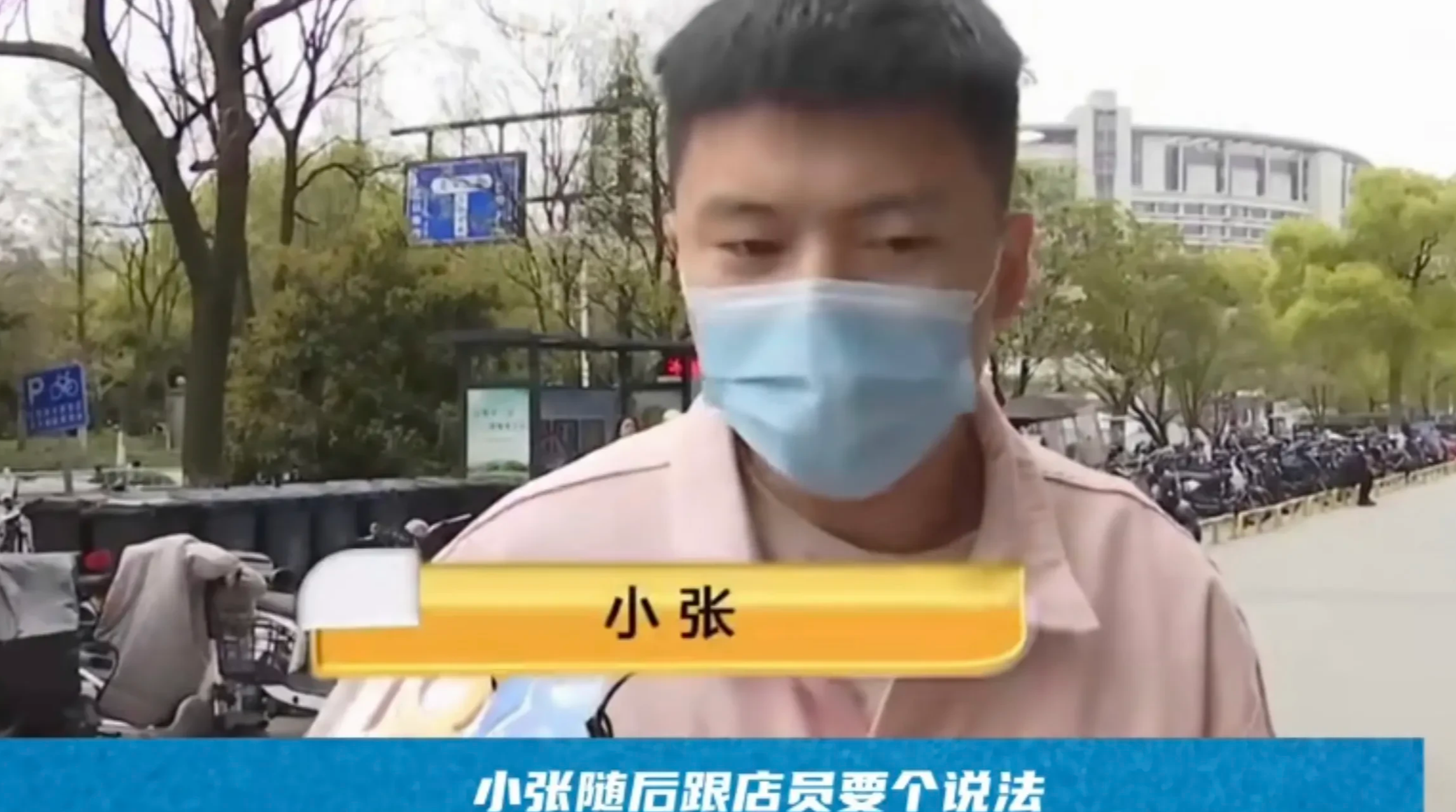 一小伙在饭店中吃出抹布,老板死活不认,非说是正常操作。事后,小伙决定给对方一个教训