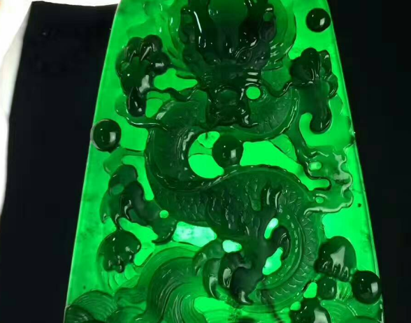 穿衣搭配 穿衣过于低调没关系，搭配一个翡翠玉器，马上提升自身气质