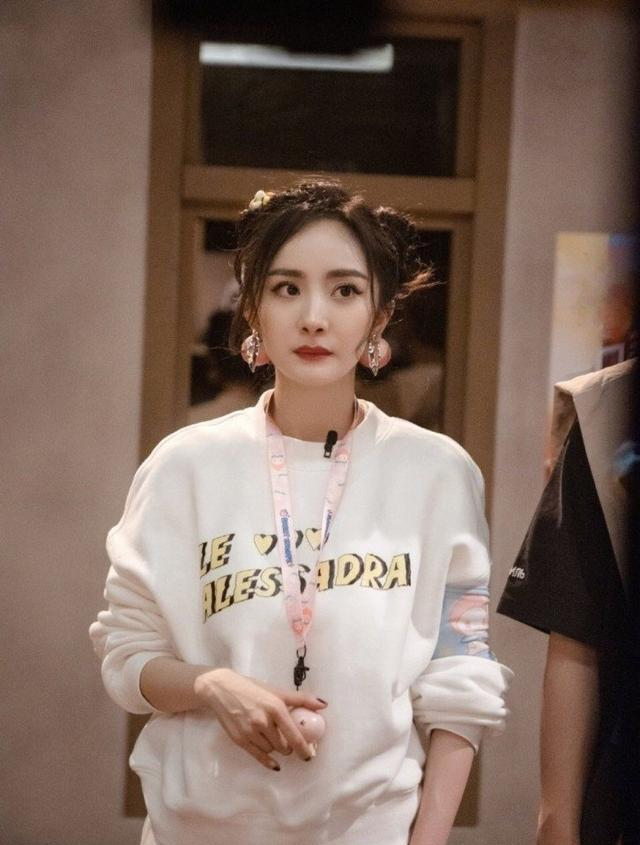 秦岚|装清纯？35岁的杨幂、刘诗诗，比不过42岁的秦岚 。