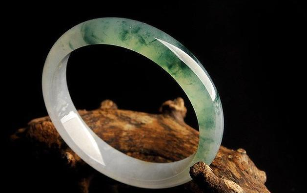 翡翠|因为翡翠增值空间很大,所以成为了投资的藏品,但是也要谨慎鉴别