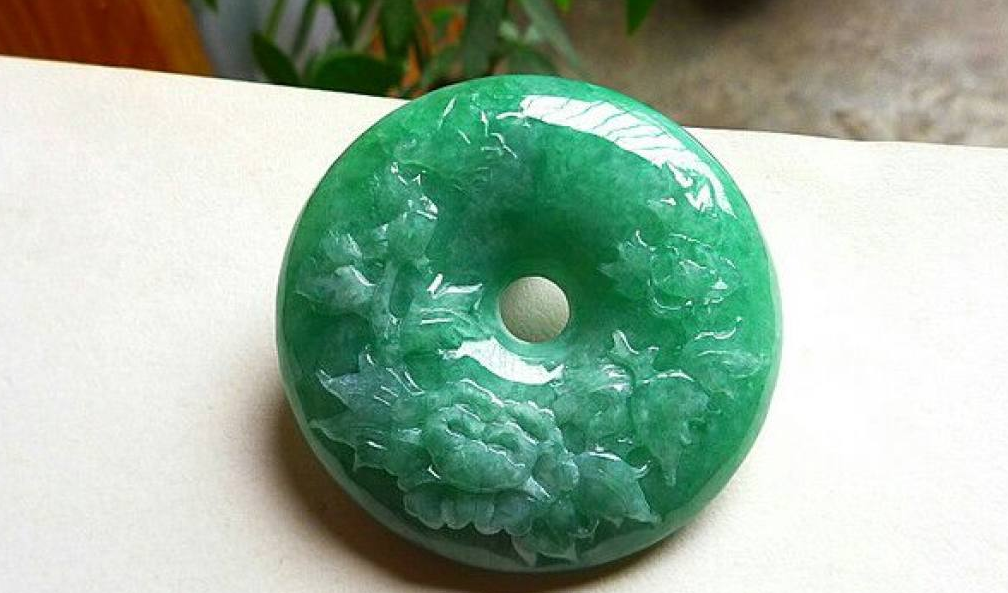 银币|翡翠雕刻的三个惯用方式，让翡翠活灵活现，你都知道哪一个？