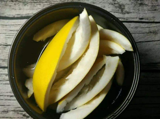 刚买来的新鞋子,里面有一股怪味,可采用这些方法将其除去