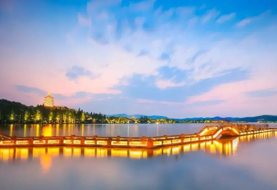 |东湖风景不错,但没有西湖那么多曲折,更重要的是缺少人文气息